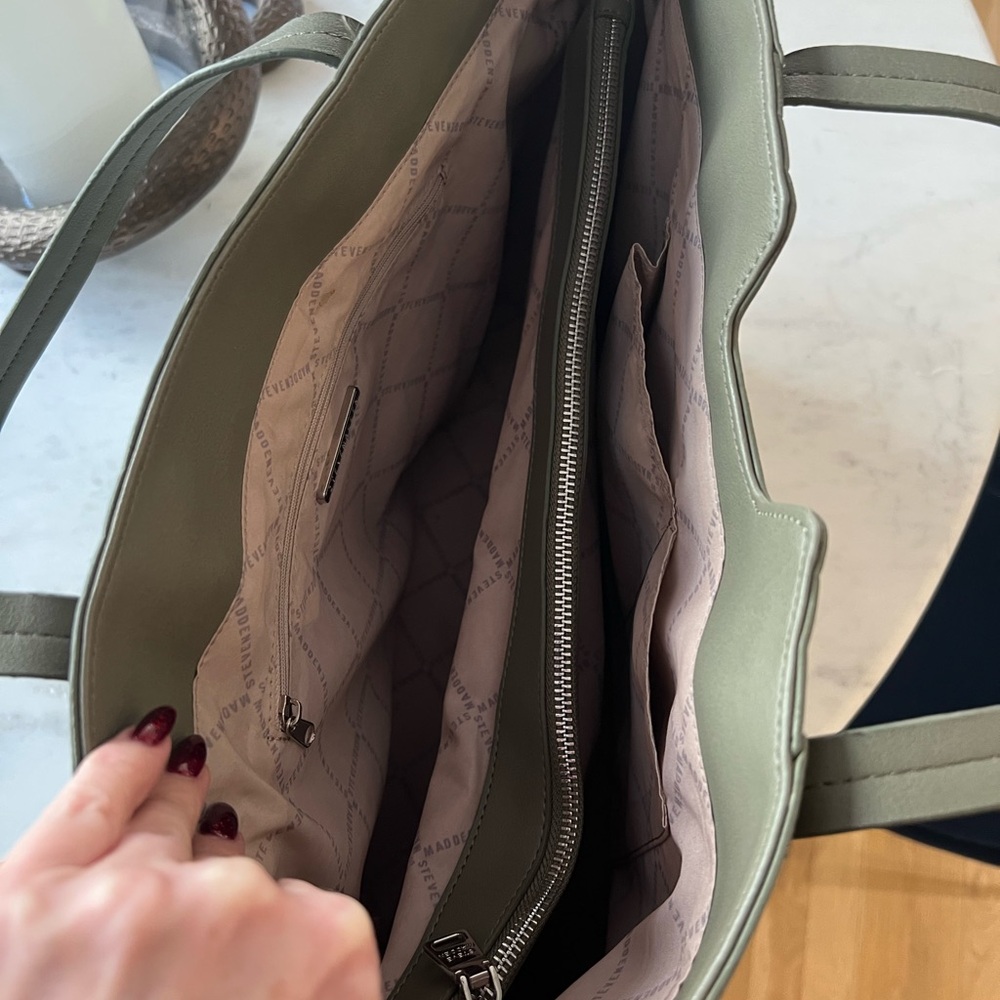 Army green Steve Madden tote bag. Never used. Excellent condition. $40.